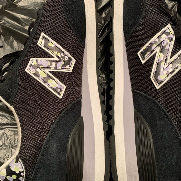 New Balance Shoes - Picture 2 of 5